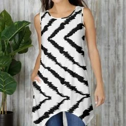 Brand new 😀 Bon Apple Tea White & Black Chevron Pocket Sleeveless Handkerchief Tunic - Plus 🧨