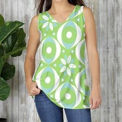Brand new 🥰 Bon Apple Tea Green & White Abstract V-Neck Sleeveless Top - 👩 Women & Plus 👏