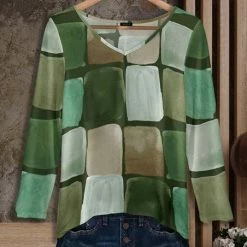 Flash Sale 🎁 Bon Apple Tea Green & Beige Square Long-Sleeve V-Neck Tunic - Plus ⭐