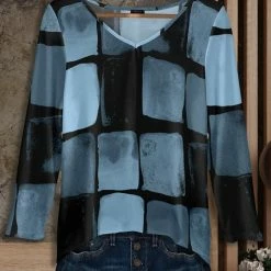 Hot Sale 🎉 Bon Apple Tea Black & Blue Color Block V-Neck Long-Sleeve Tunic - 👩 Women & Plus 🔔